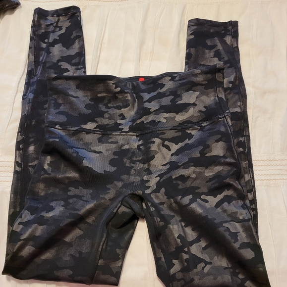 BLACK CAMO SPANX LEGGINGS - Picture 8 of 10